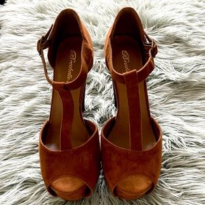 Breckelle’s Brown Suede Platforms Size 8